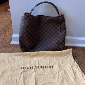 Does anyone love a discontinued LV bag as much as me? The latest score from  FP is my Portobello GM. Now this has me eying the Sully MM. It carries so  well